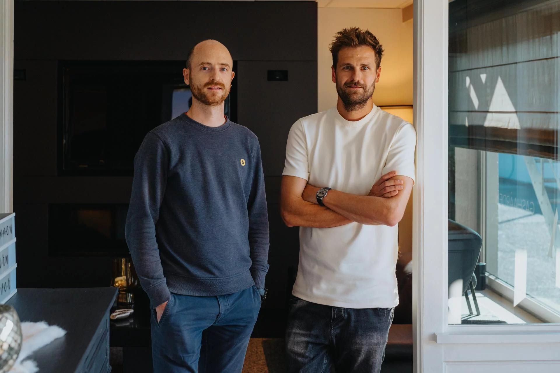 Twee mannen poseren in een modern interieurontwerp, representatief voor SA Interieur Atelier's vakmanschap en maatwerk.