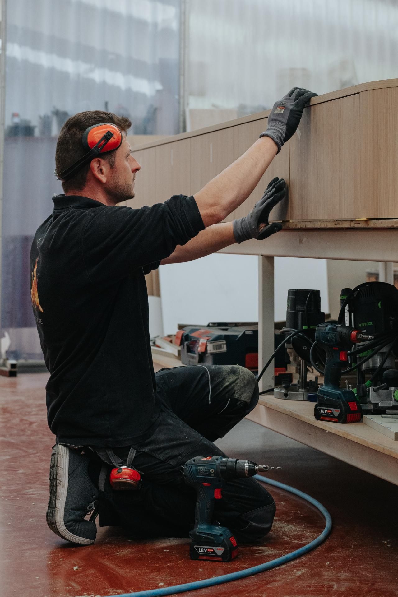 SA Interieur Atelier medewerker aan het werk in het atelier