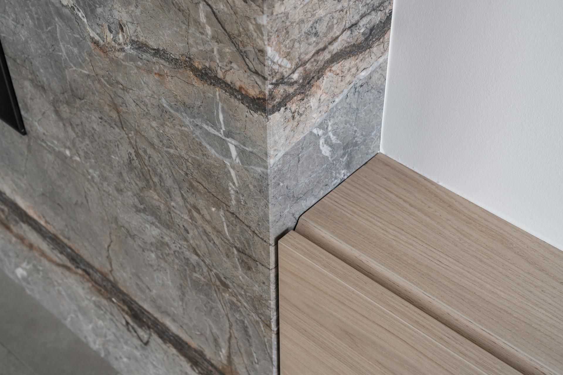 Gedetailleerd hoekontwerp met prachtig marmeren en houten afwerking, essentieel voor modern interieurdesign.